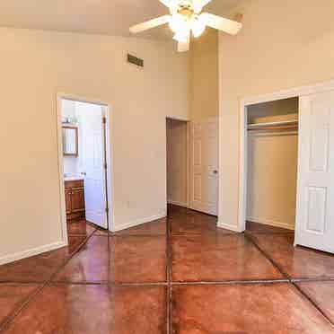 House 8 minute walk from UofA!