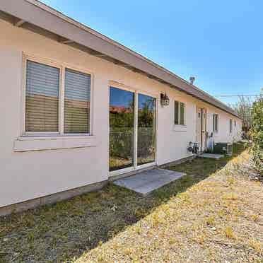 House 8 minute walk from UofA!