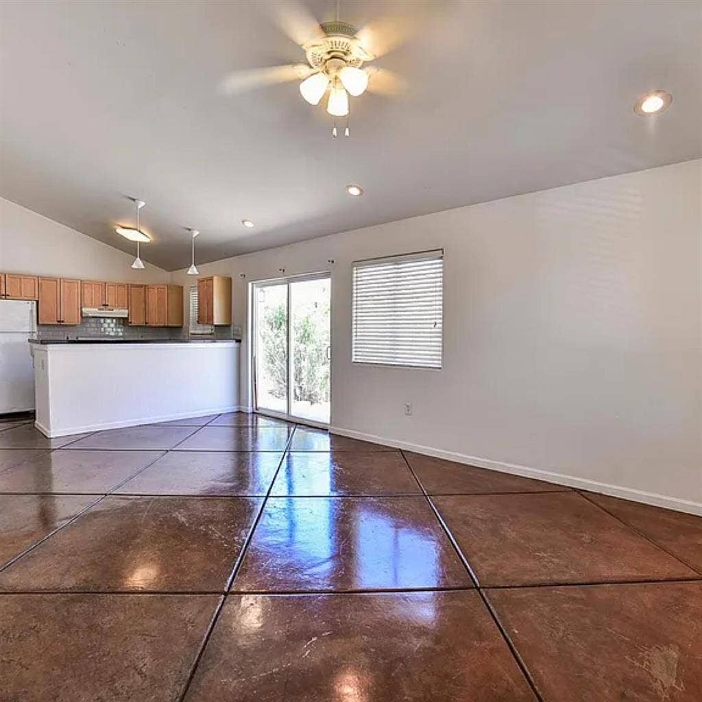 House 8 minute walk from UofA!