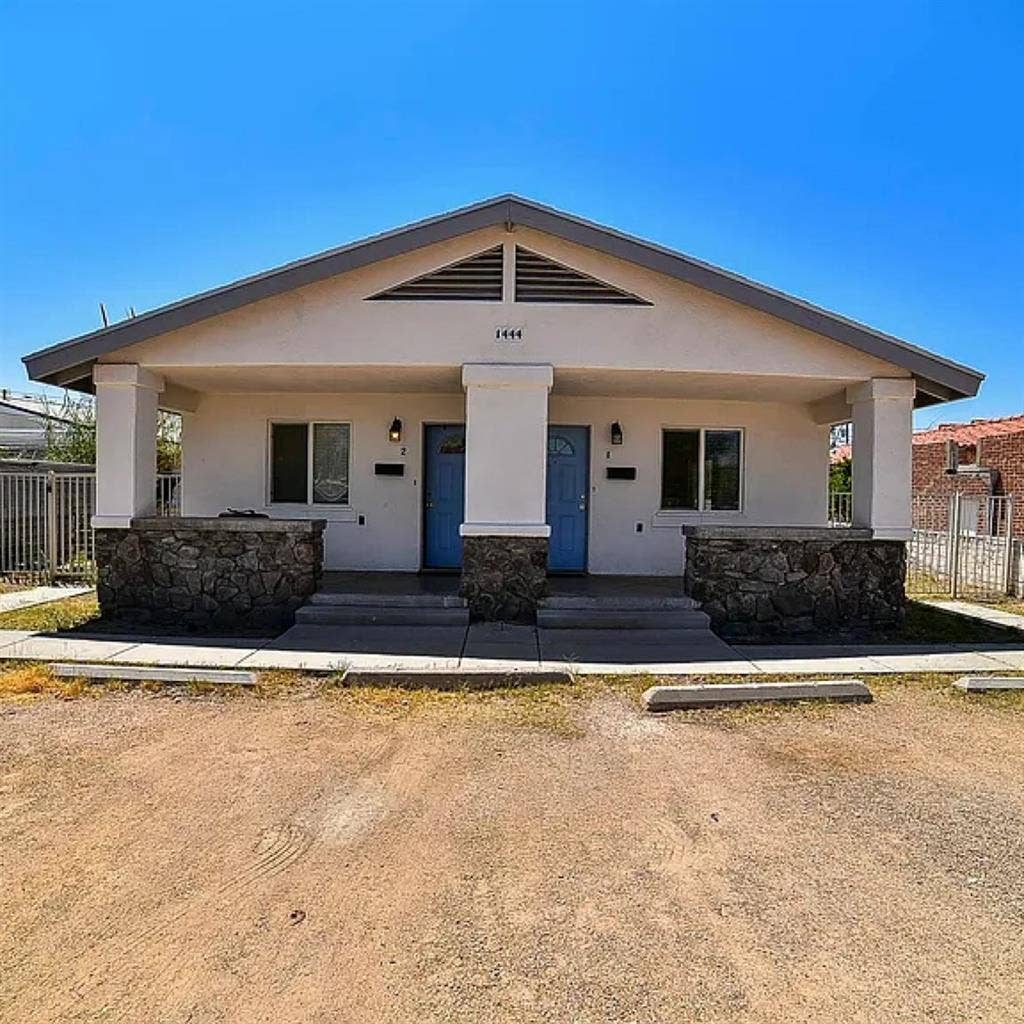 House 8 minute walk from UofA!