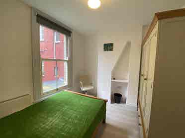 4-bedroom house 2 share in Barbican