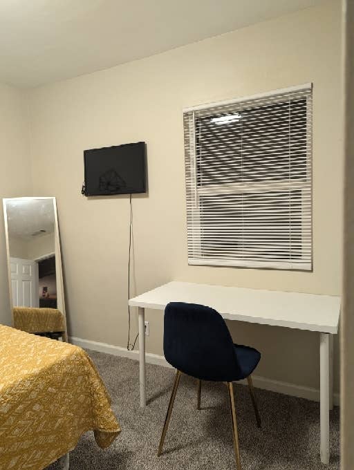 Van nuys room in  friendly home