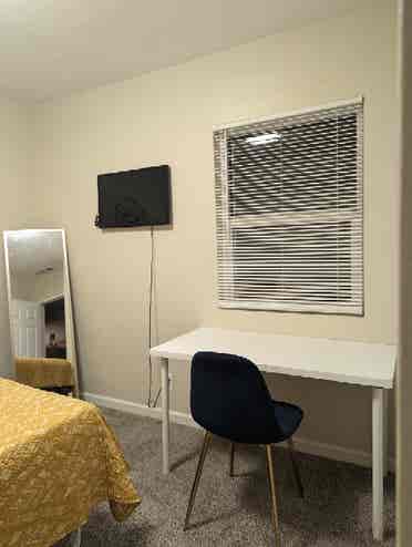 Van nuys room in  friendly home