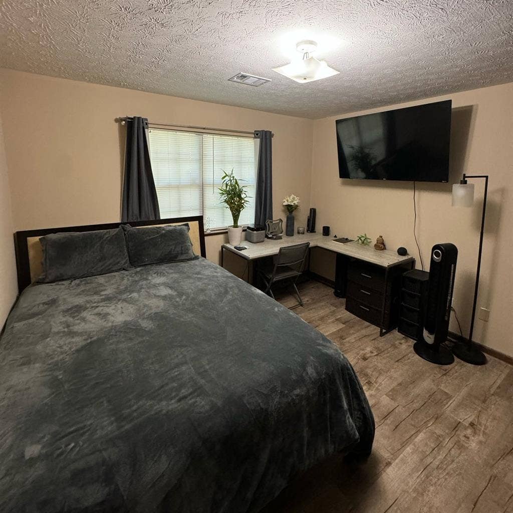 Looking for Roommate