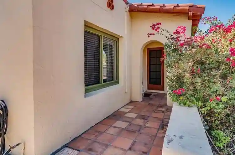 Share a 3B historic home