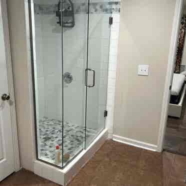 Master suite w glass walkin 
shower