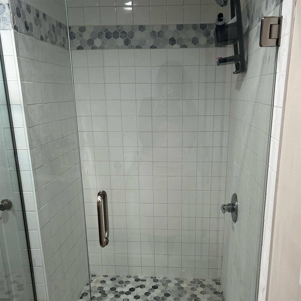 Master suite w glass walkin 
shower