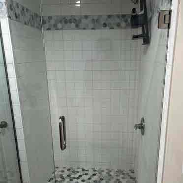 Master suite w glass walkin 
shower