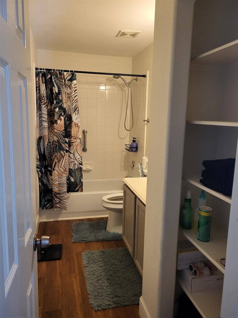 Looking for roommates Round Rock!