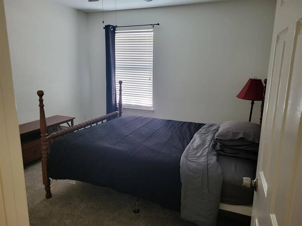 Looking for roommates Round Rock!