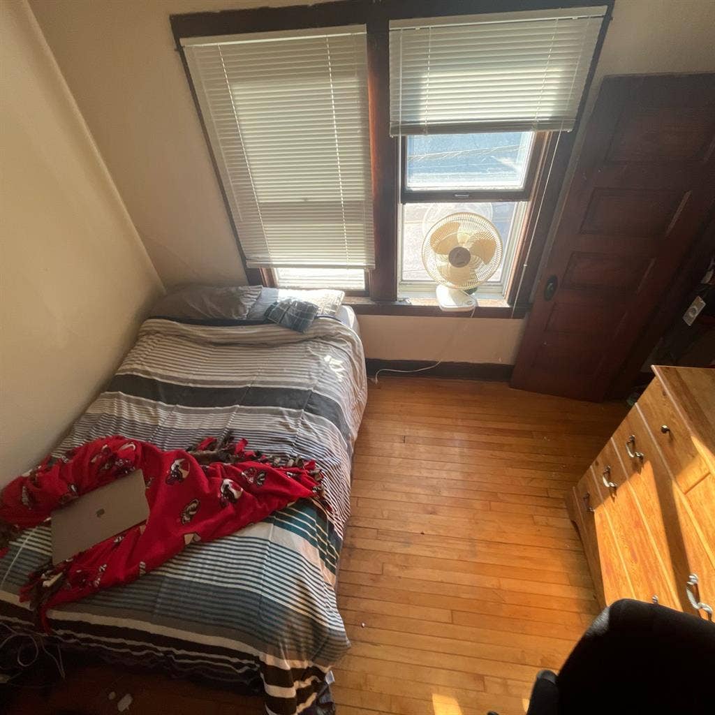 Looking for roommate