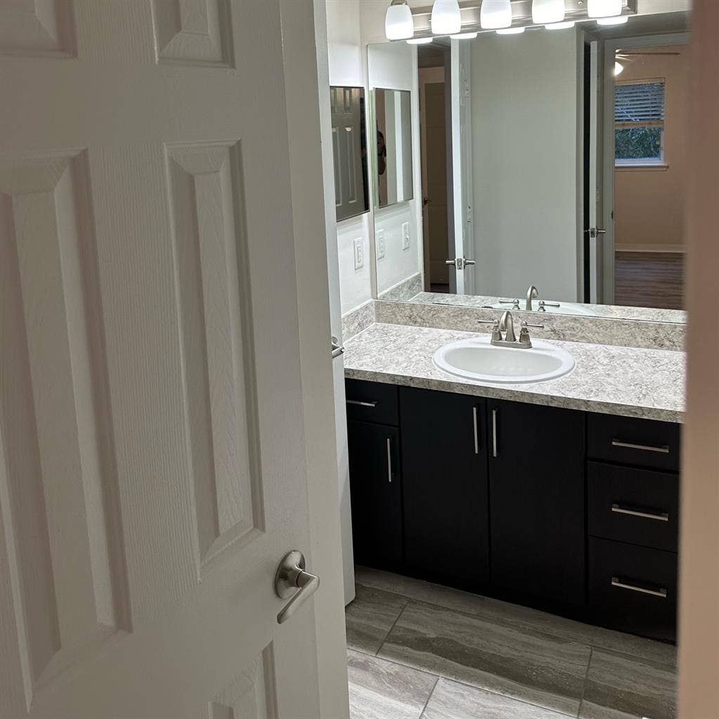 Bedroom/Bath available,  Doral