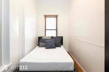 Rooms in 5 bedroom Apartment