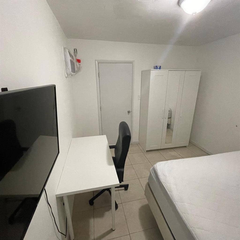 Private Room in North Miami