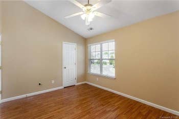 Room for rent in townhouse