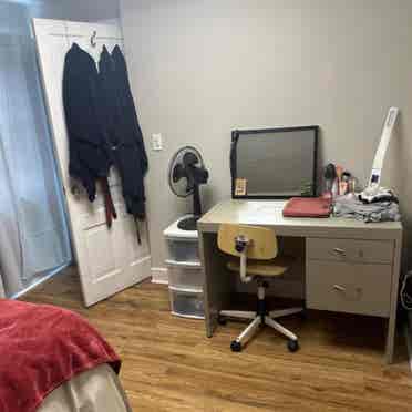 looking for 2 roommates