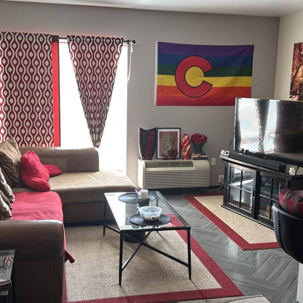 Looking for a gay male roommate.