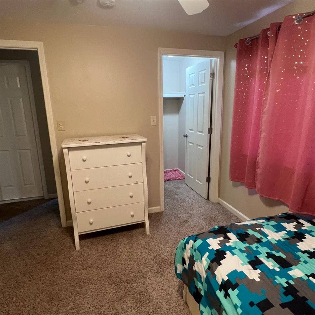 Female  roommate only