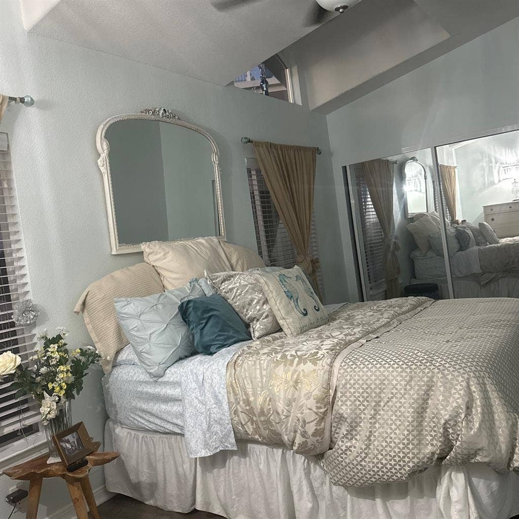 BEACH HOUSE Room for Rent