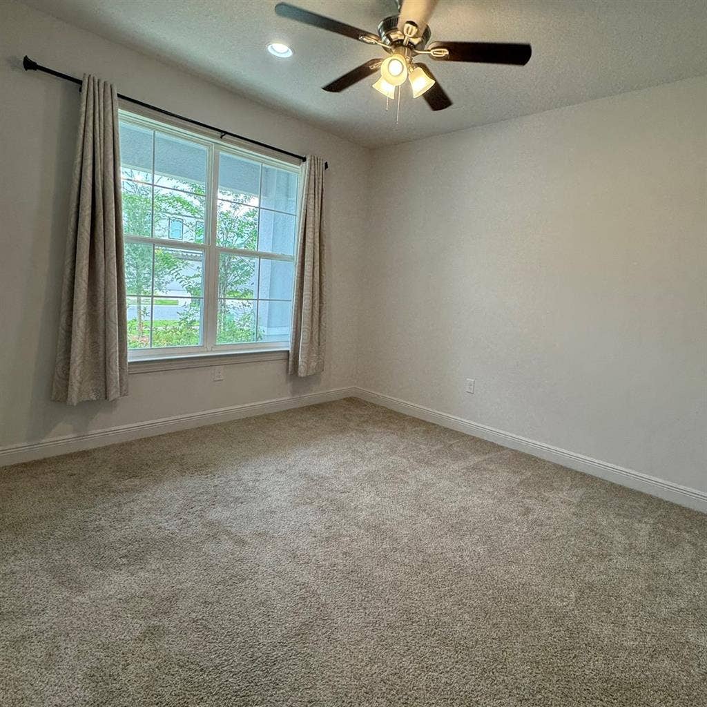 Private room for rent in new housee