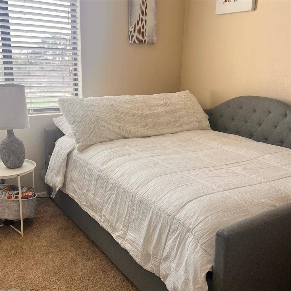 Room available for female chandler