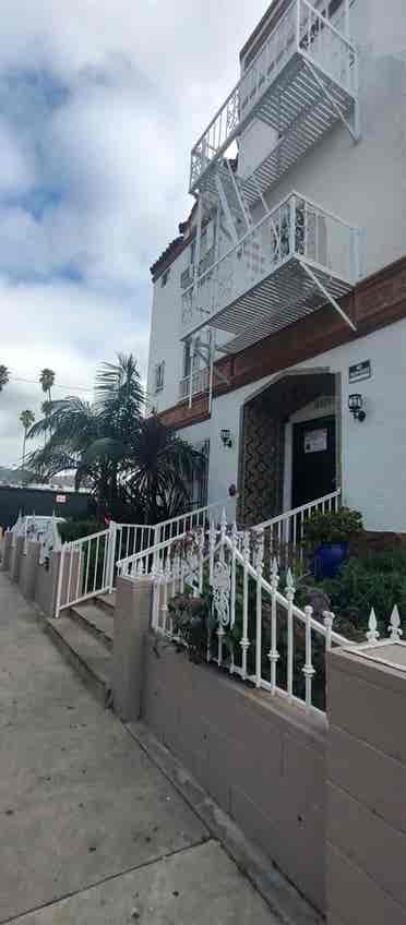 HUGE, 2-STORY LOS FELIZ/ HWD APT!!!