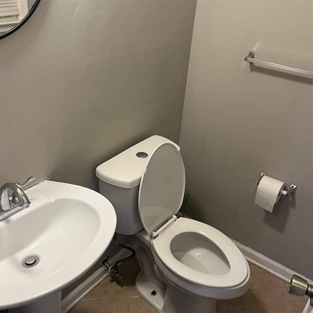 Large room for rent w/half bath