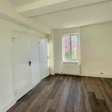 1 king-sized bedroom in Stuytown,EV