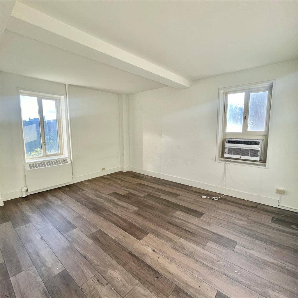 1 king-sized bedroom in Stuytown,EV