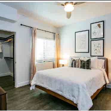 Master bedroom w/en-suite sublet