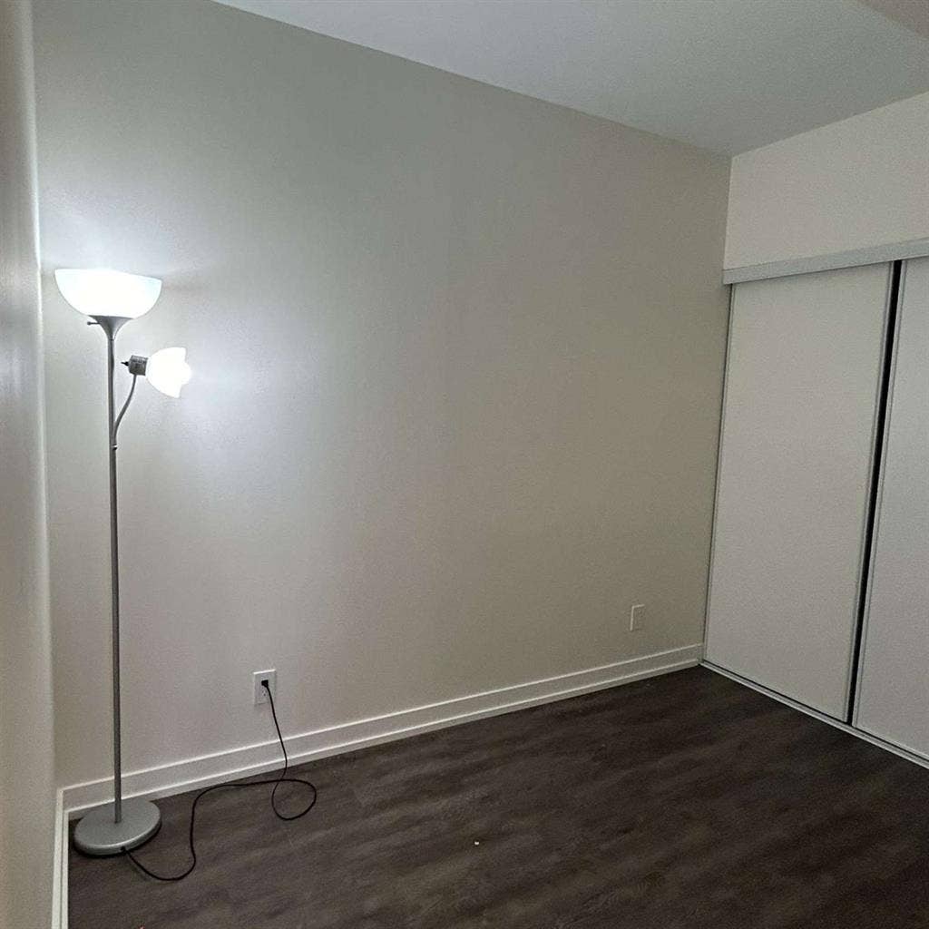 Looking for a female roommate