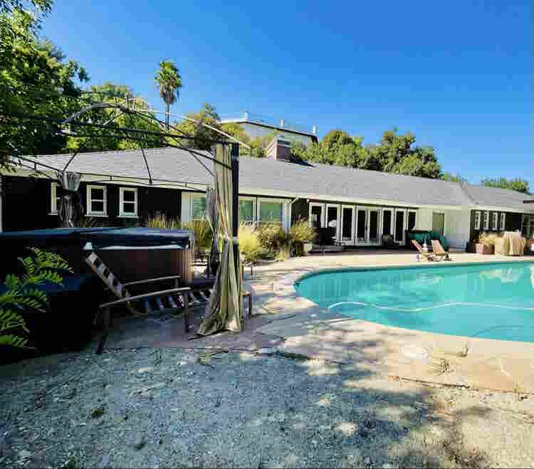 PrivateRoom BigEstateViewPool Month
