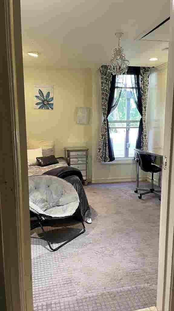 PrivateRoom BigEstateViewPool Month