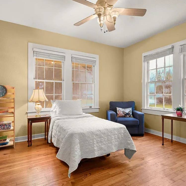 Light Airy Large Bedroom near LSU