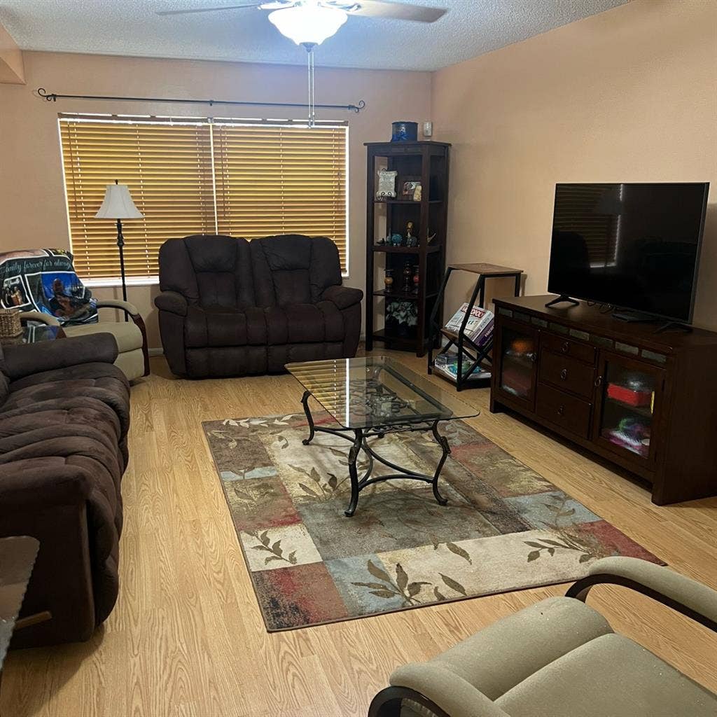 Looking for roommate in Royal Palm