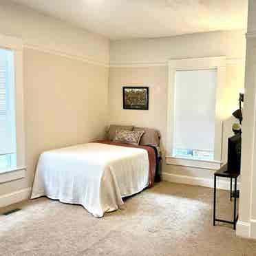 Large bedroom w/ private half-bath