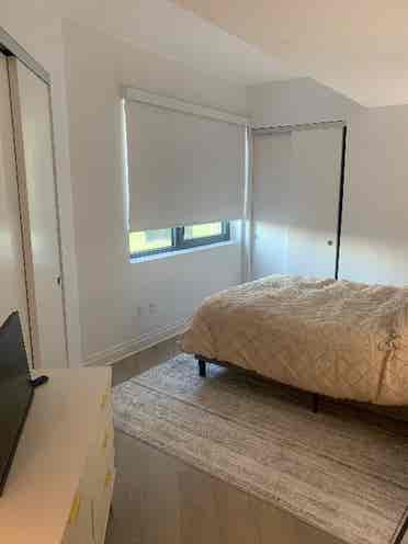 Long Island City: Master w/bathroom