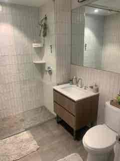 Long Island City: Master w/bathroom