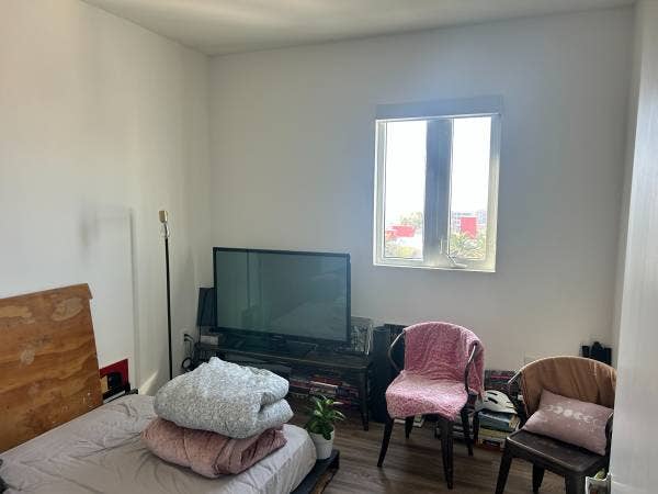 Room/bath in bright 7th flr apart