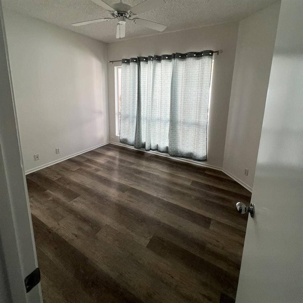 Looking for 2 roommates