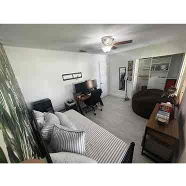 Large room in Pembroke Pines