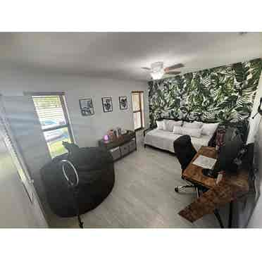 Large room in Pembroke Pines