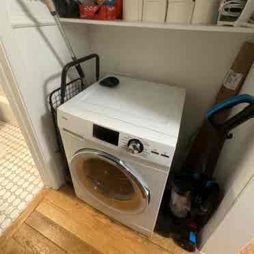 Studio Apartment Sublease