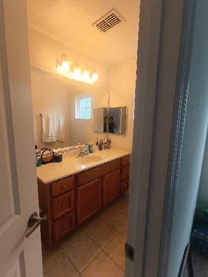 Master Bedroom for rent in Flagler!