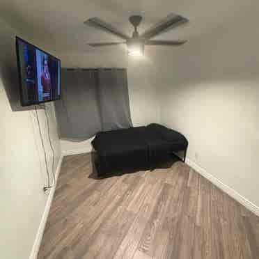 1 Room available in Glendale