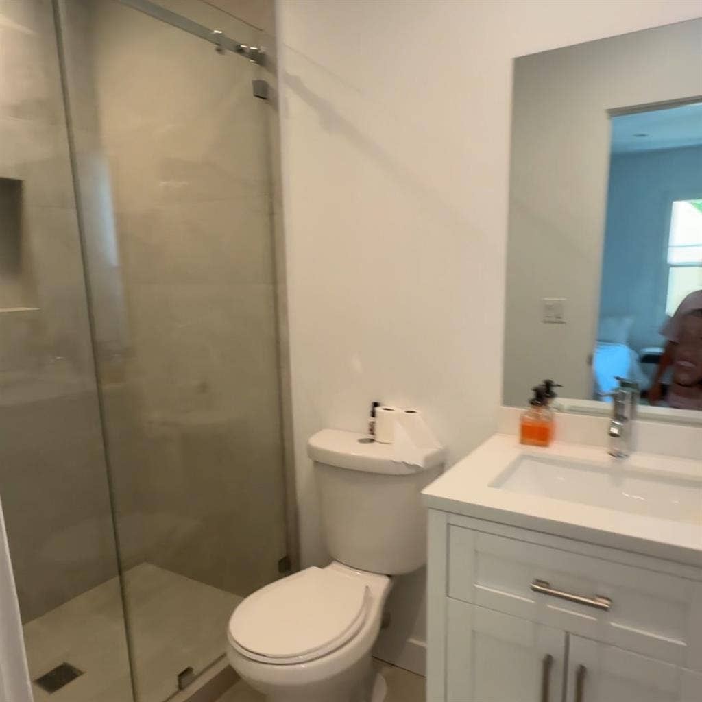 Beverly hills
Looking for roommate!