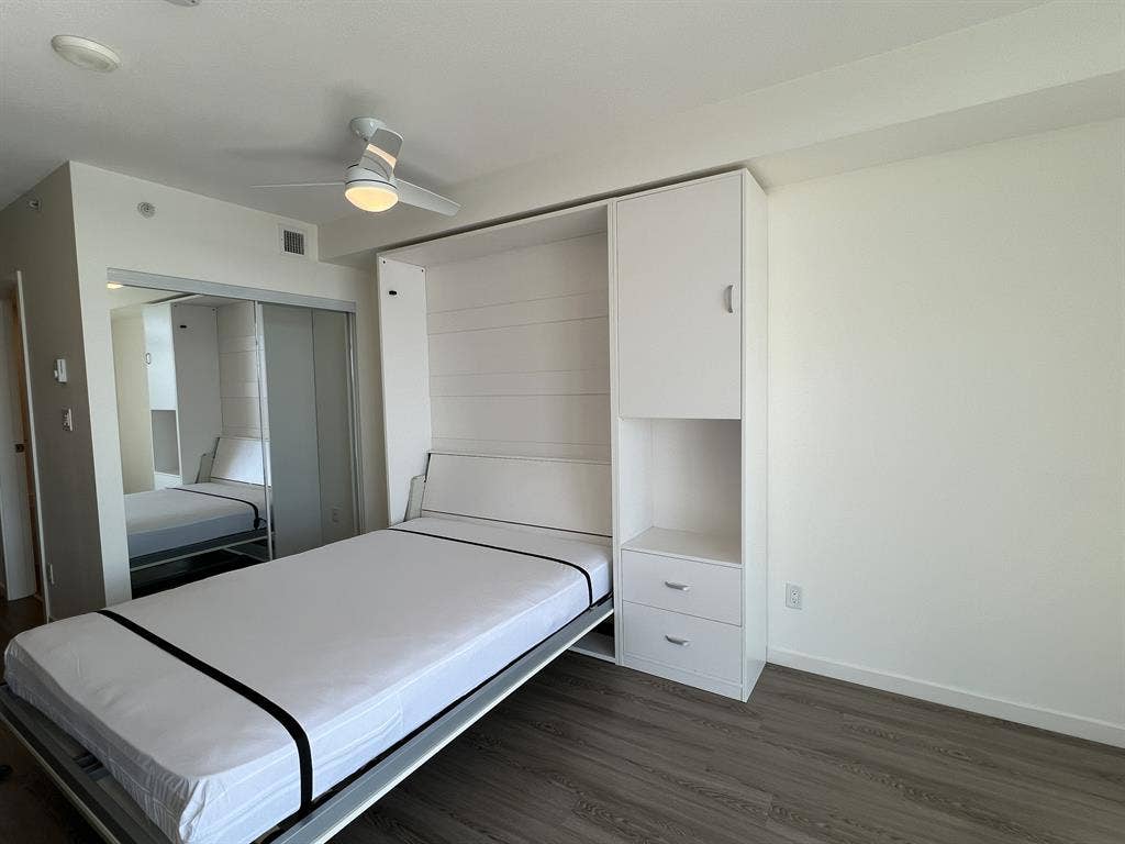 Luxury studio, Queen Murphy Bed