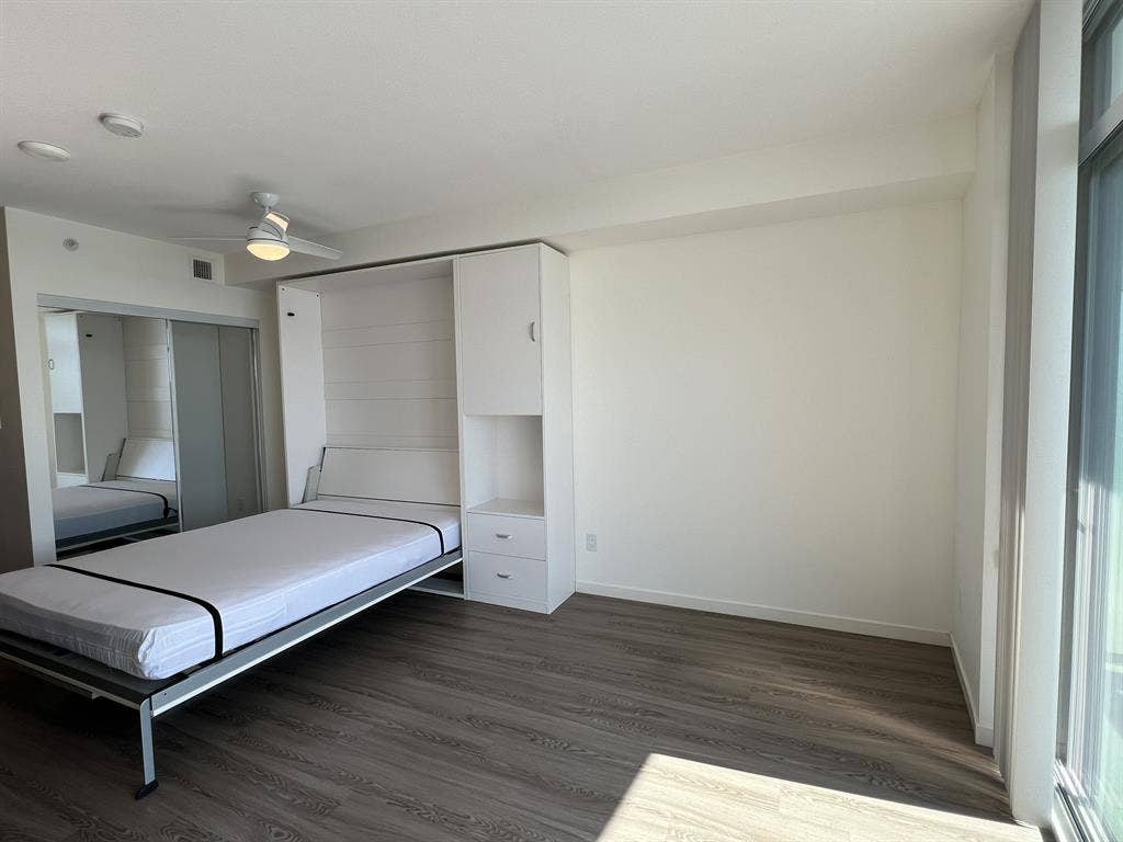 Luxury studio, Queen Murphy Bed