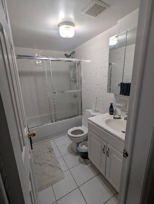 Looking for roommate in Queens