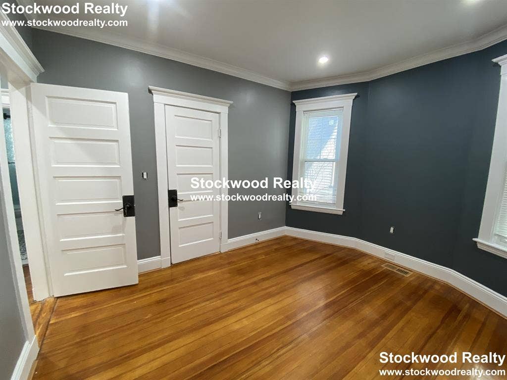 ROOM FOR RENT on Hinckley St.